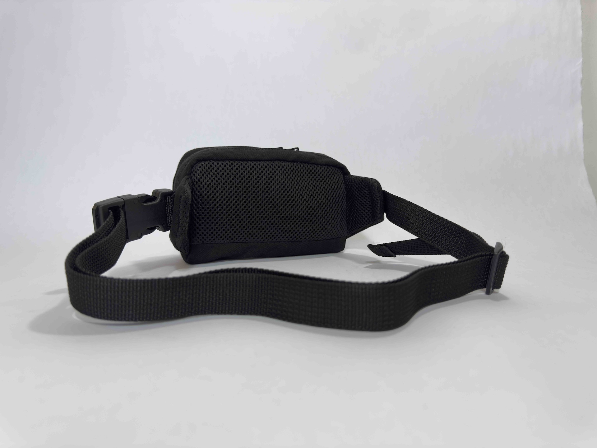 NewMoon_Starling_back Padded back New Moon hipbag in black, blue, orange on a white background